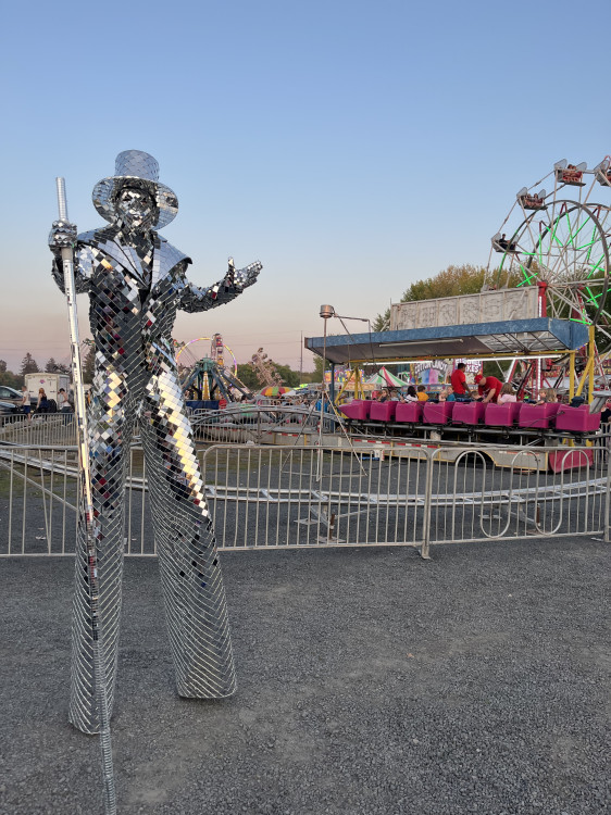 Mirror Man walk around 3x40 minutes (stilts and standard hei